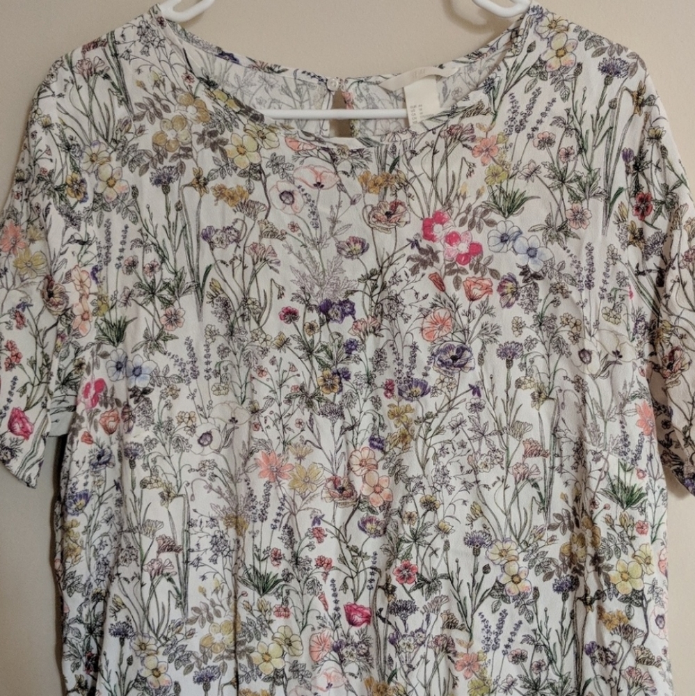 NWT ✨ Beautiful Floral Print Blouse